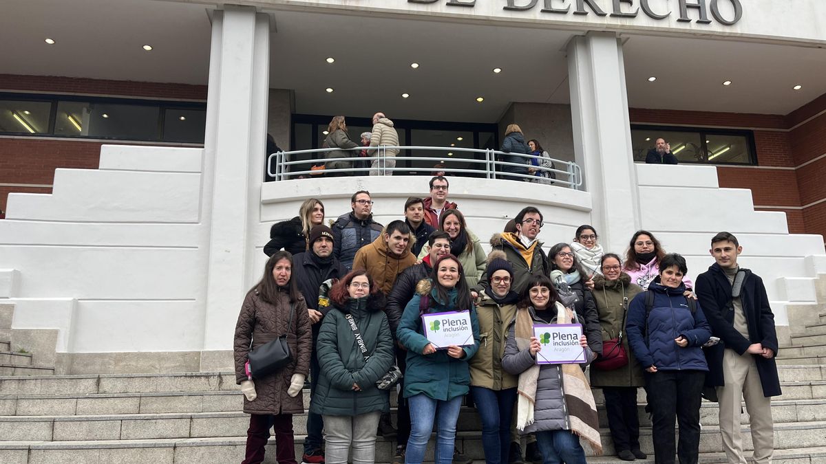 Opositores formados por Plena inclusión Aragón, el 18 de diciembre, en Madrid.