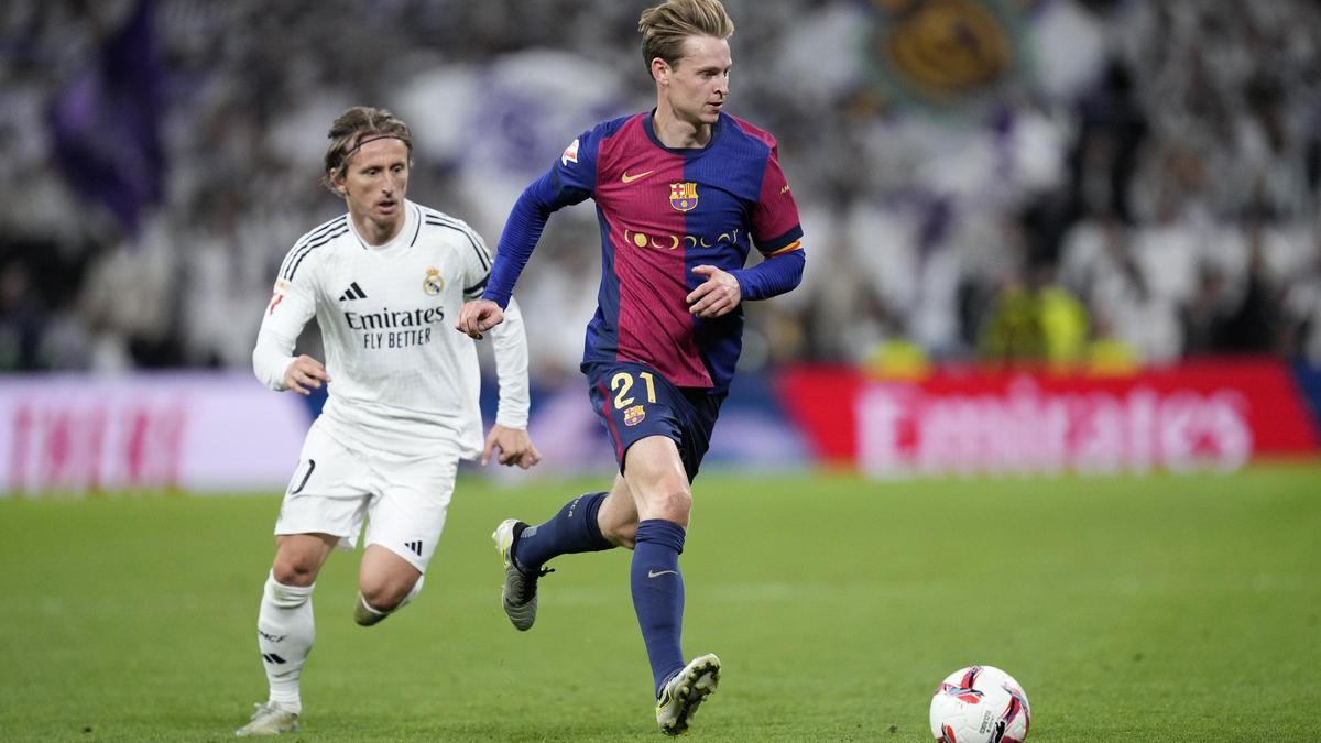 De Jong, Bernabéu'da Madrid-Barça karşılaşmasının ikinci yarısında Modric'ten kaçtı.