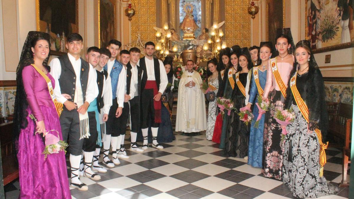 Las festeras y los festeros junto a la imagen de la patrona de Almenara.