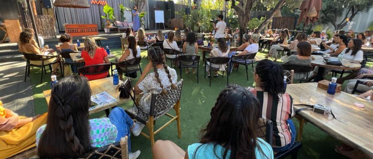 El evento se desarrolló durante la mañana de ayer y congregó a numerosas emprendedoras en la terraza de Maya. | R. D. B.