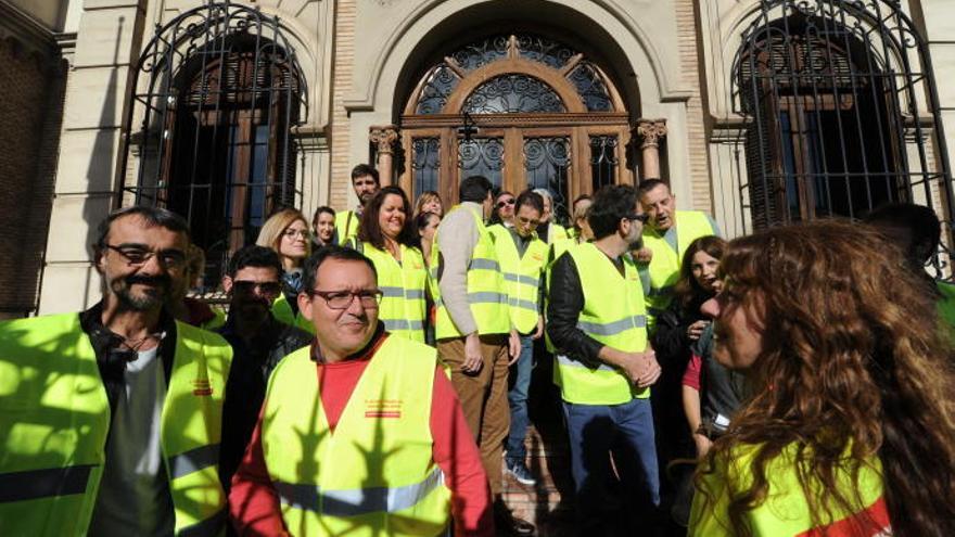 Los profesores, &#039;armados&#039; con sus chalecos reivindicativos, a finales del año pasado en la puerta de la sede del Rectorado, en Murcia.