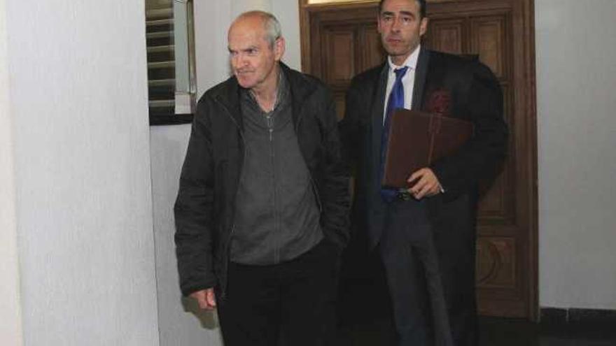 Lamelas, con su abogado, tras ser declarado culpable por segunda vez por un tribunal del jurado. // I.Osorio