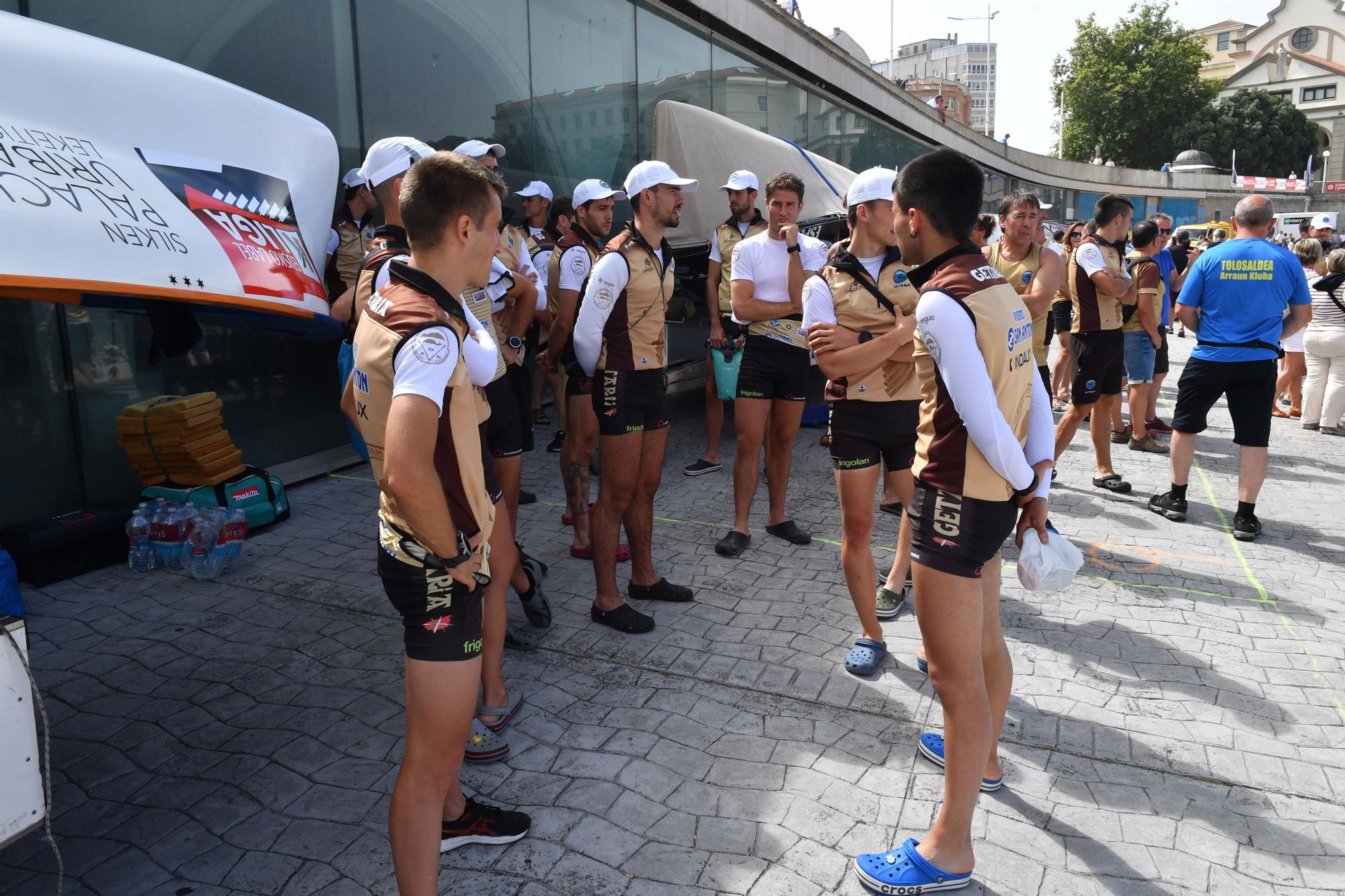 El fuerte oleaje obliga a suspender la primera jornada de la competición de traineras en la Bandeira Cidade da Coruña