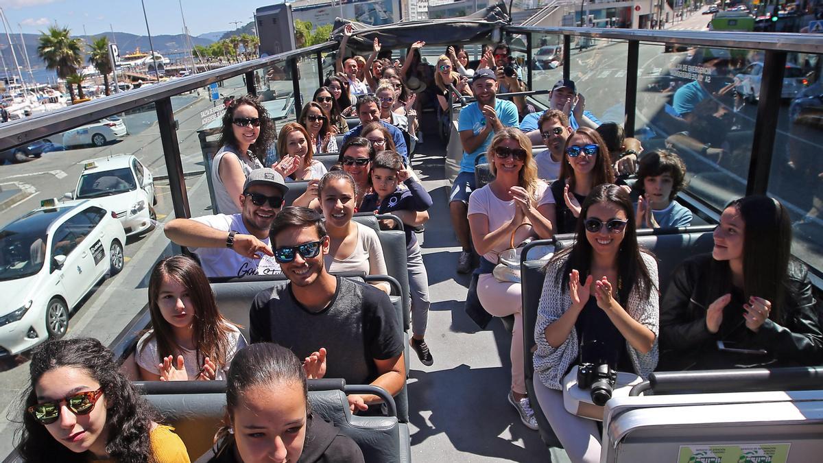 Foto de arvhivo de viajeros en el bus turístico de Vigo.