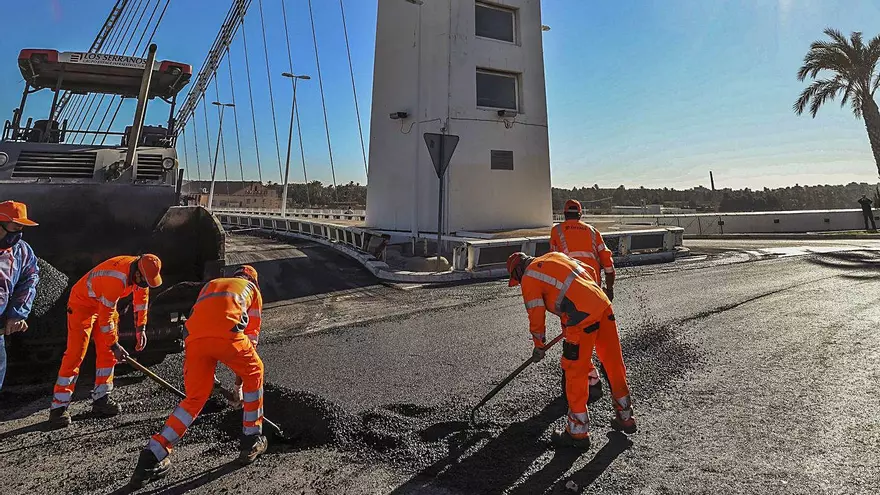 Un corrimiento de tierras causó dos socavones del puente del Bimil.lenari