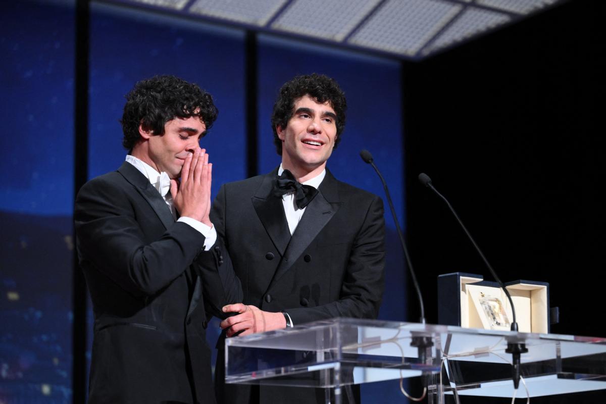 La emoción de Javier Ambrossi y Javier Calvo al recibir un premio en el Festival de Cannes