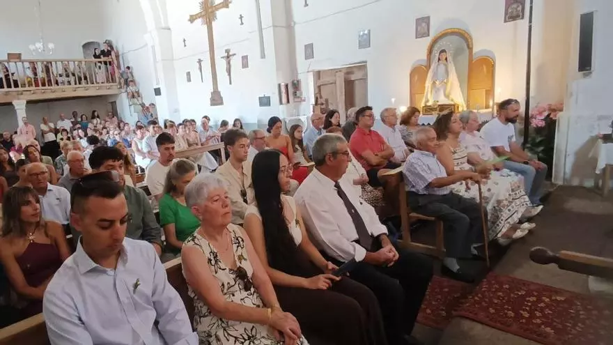 Abelón homenajea a 22 octogenarios en unas fiestas que unen a jóvenes y mayores