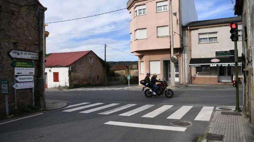 Una motocicleta circula por el cruce de la carretera de Morás con la travesía de Arteixo.