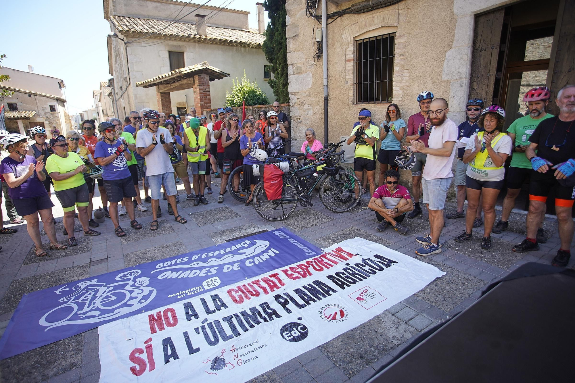 Les imatges de la protesta contra la ciutat esportiva del Girona a Vilablareix