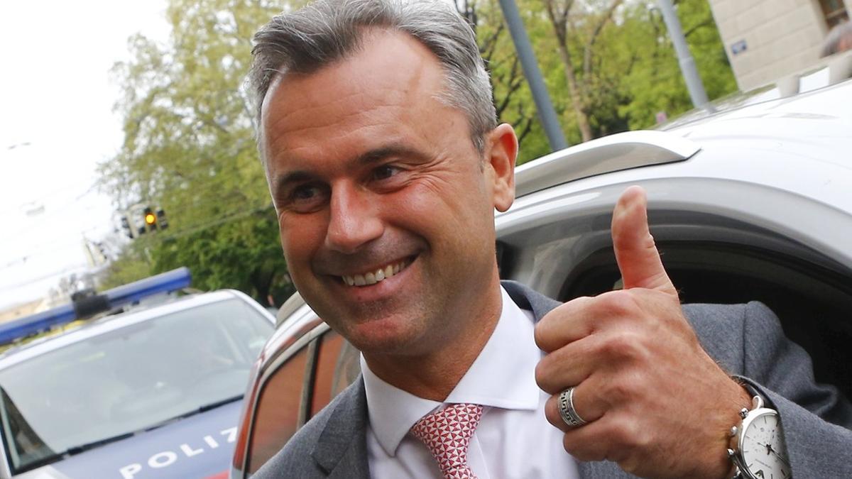 Norbert Hofer llega a la sede del ultraderechista FPÖ, en Viena, este domingo.