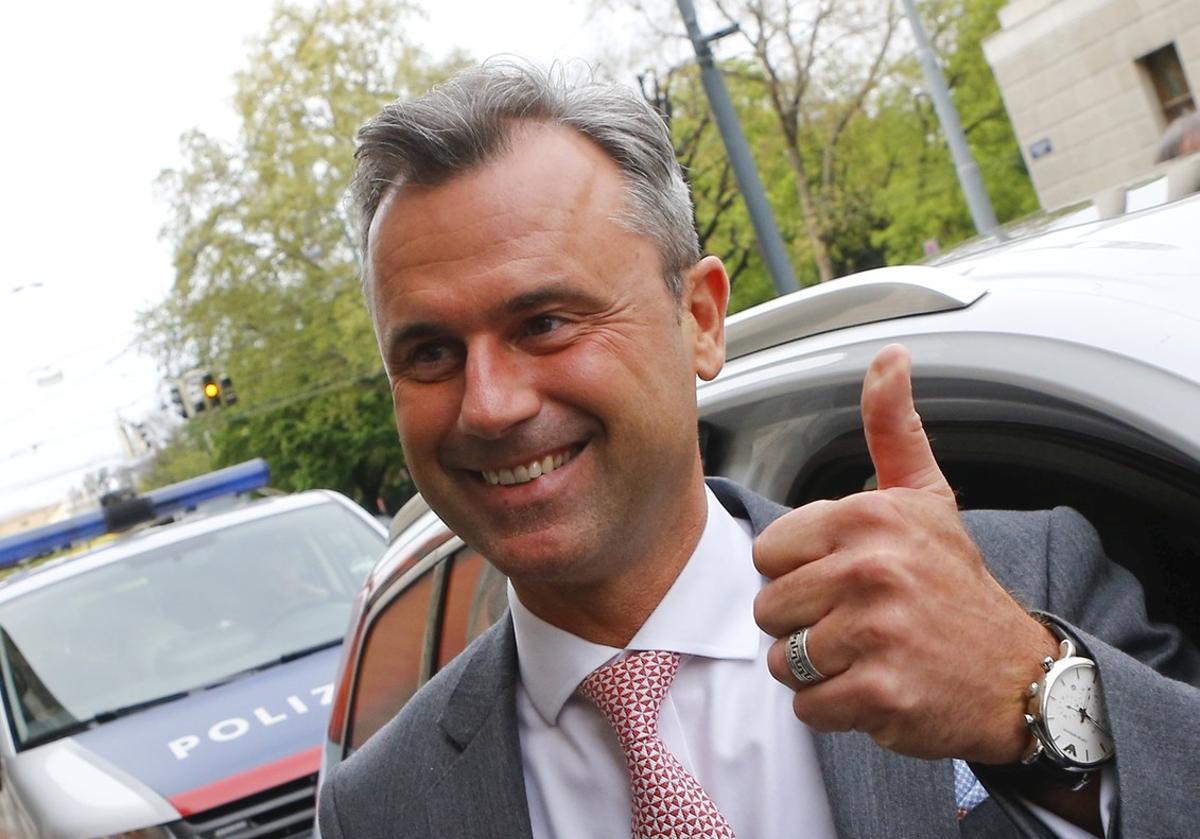 Presidential candidate Norbert Hofer arrives at the party headquarter of the Austrian Freedom party (FPOe) in Vienna, Austria, April 24, 2016.     REUTERS/Heinz-Peter Bader TPX IMAGES OF THE DAY      TPX IMAGES OF THE DAY