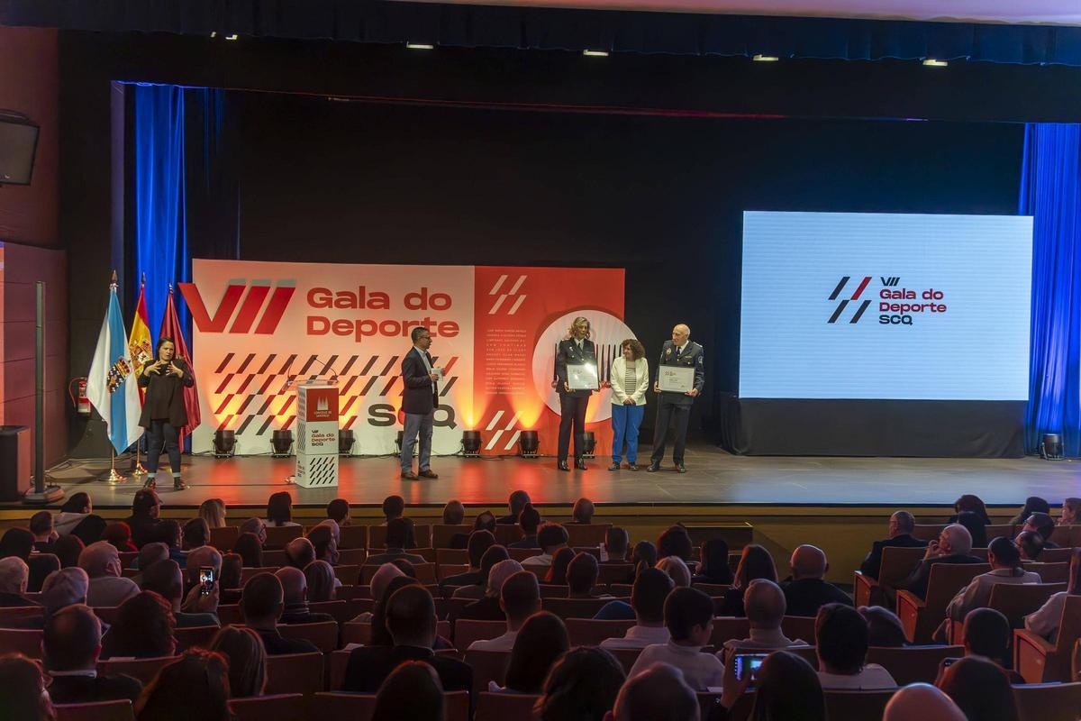 Momento de la entrega por parte de la alcaldesa, Goretti Sanmartín, del galardón a la Policía Local y a Protección Civil en la gala del pasado año