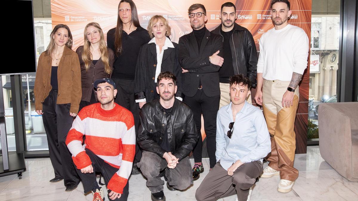 En el centro, con gafas, el nuevo director del Consorci de Comerç, Artesania i Moda de Catalunya, Moisés Rodríguez, y la jefa de moda del CCAM y 'project manager' de la 080 Barcelona Fashion, Marta Coca, junto a diseñadoras, diseñadores y marcas.