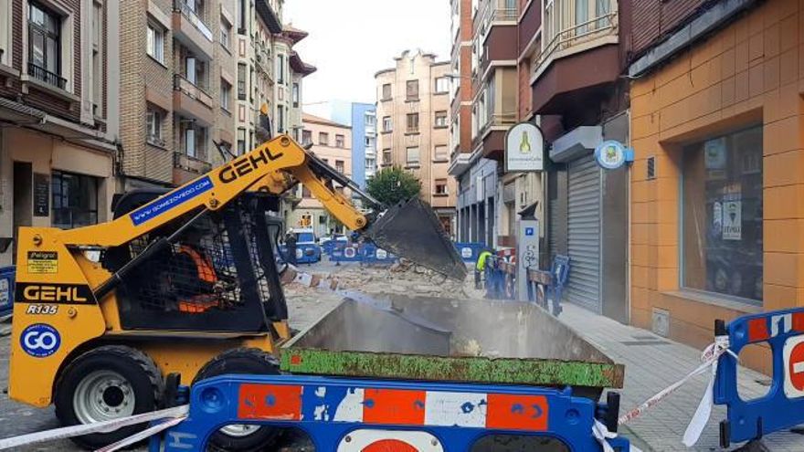 VÍDEO: El espectacular derrumbe de una cornisa sorprende a los vecinos de Gijón