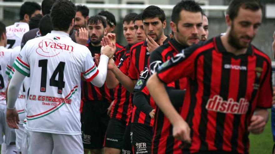 Rojinegros y rojillos se saludan antes del duelo de la primera vuelta jugado en el Cortizo. // Bernabé/Luismy