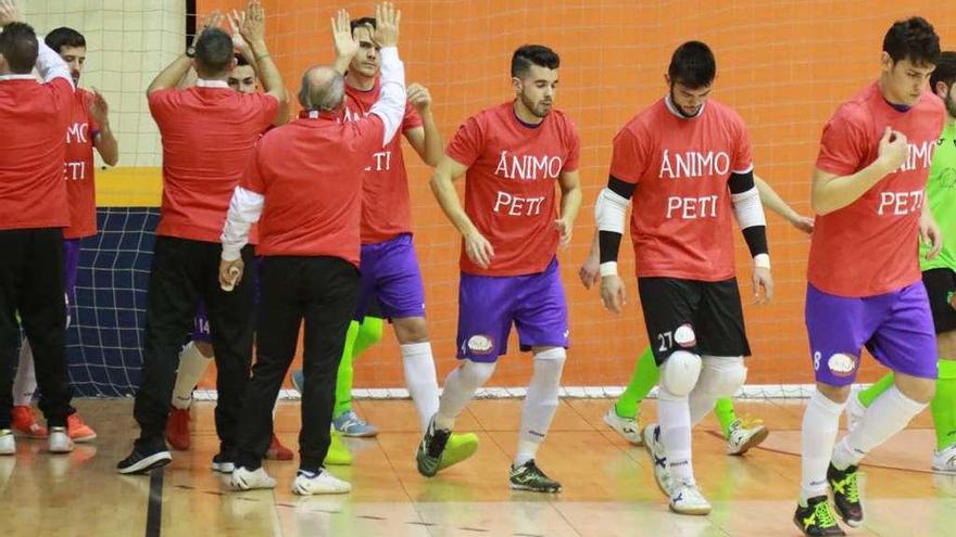 El Zamora Importa salta a la pista del Ángel Nieto con camisetas de ánimo para el jugador Peti.