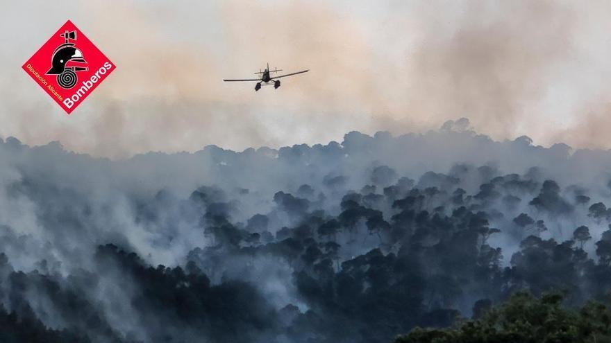 El incendio del Maigmó sigue activo pero con evolución favorable y refuerzo aéreo