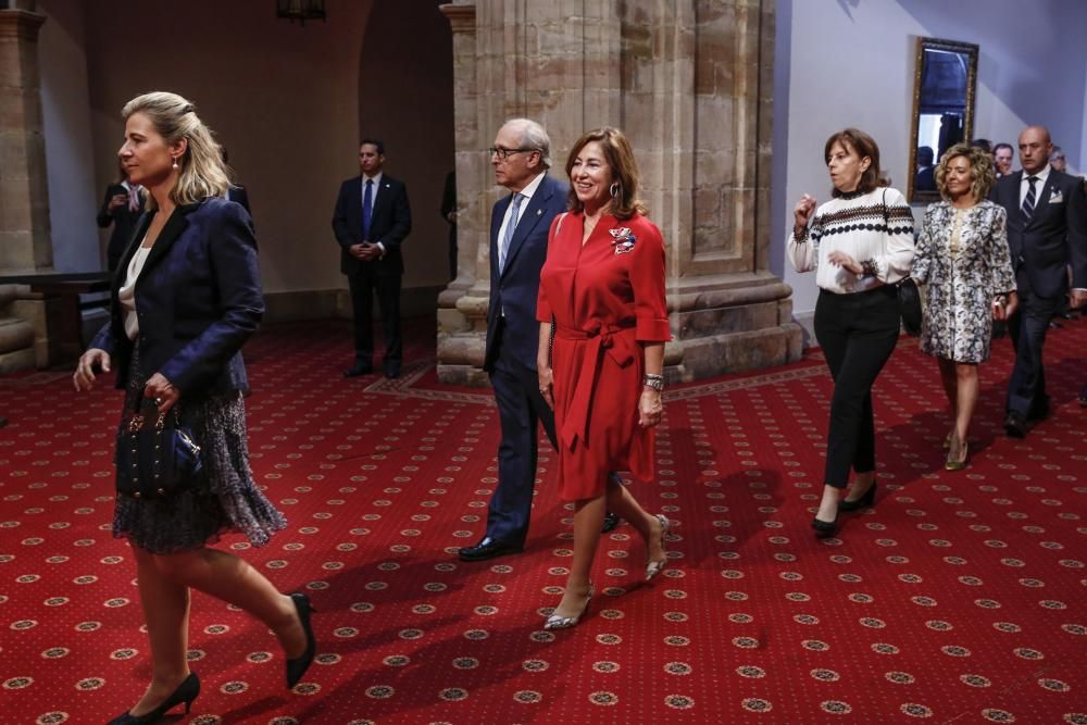 El Rey Felipe VI impone las insignias a los galardonados con los premios "Princesa de Asturias" 2017