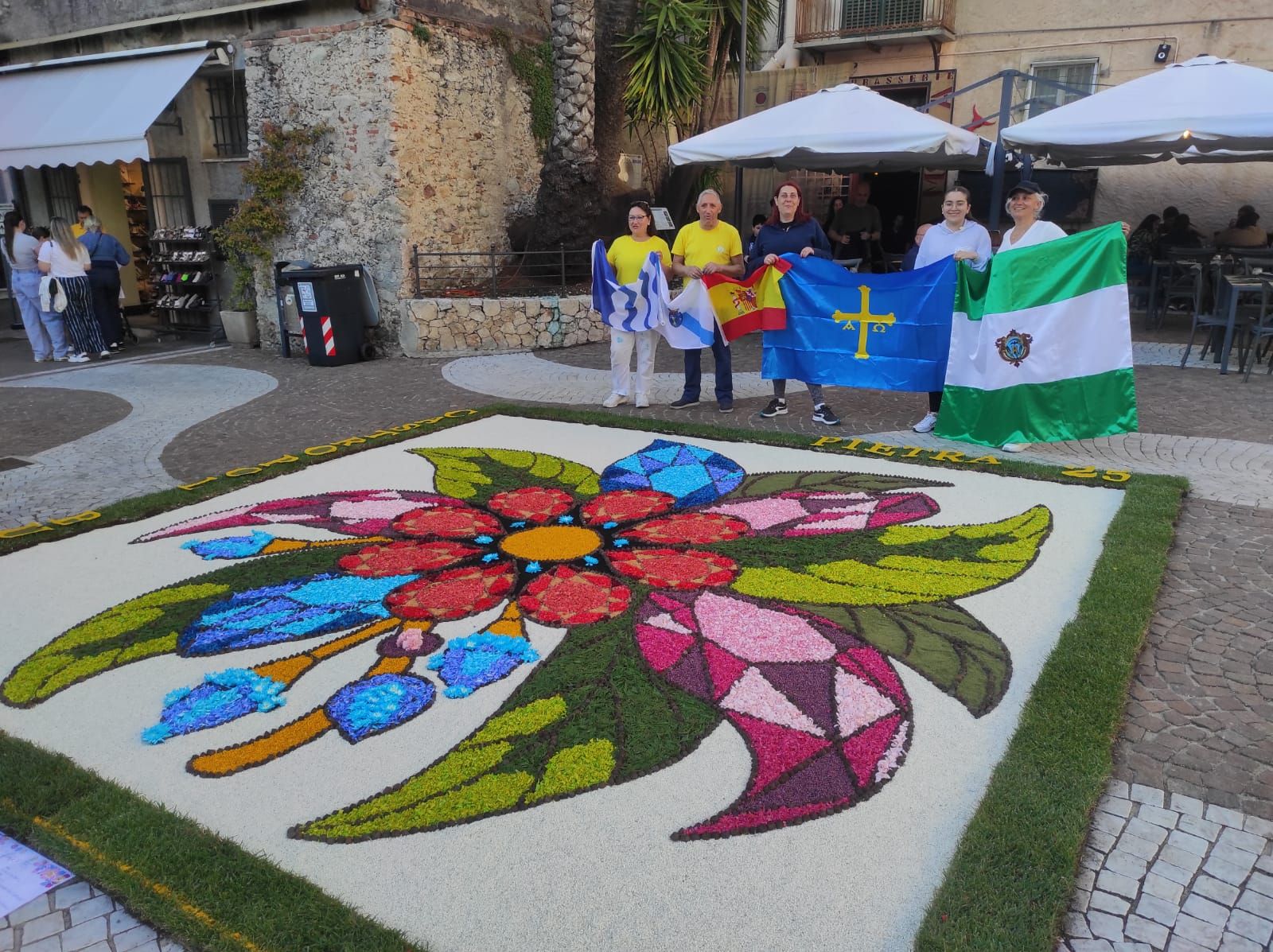 El Colectivo Independiente Alfombrista de Bueu en Pietra Ligure (Italia)
