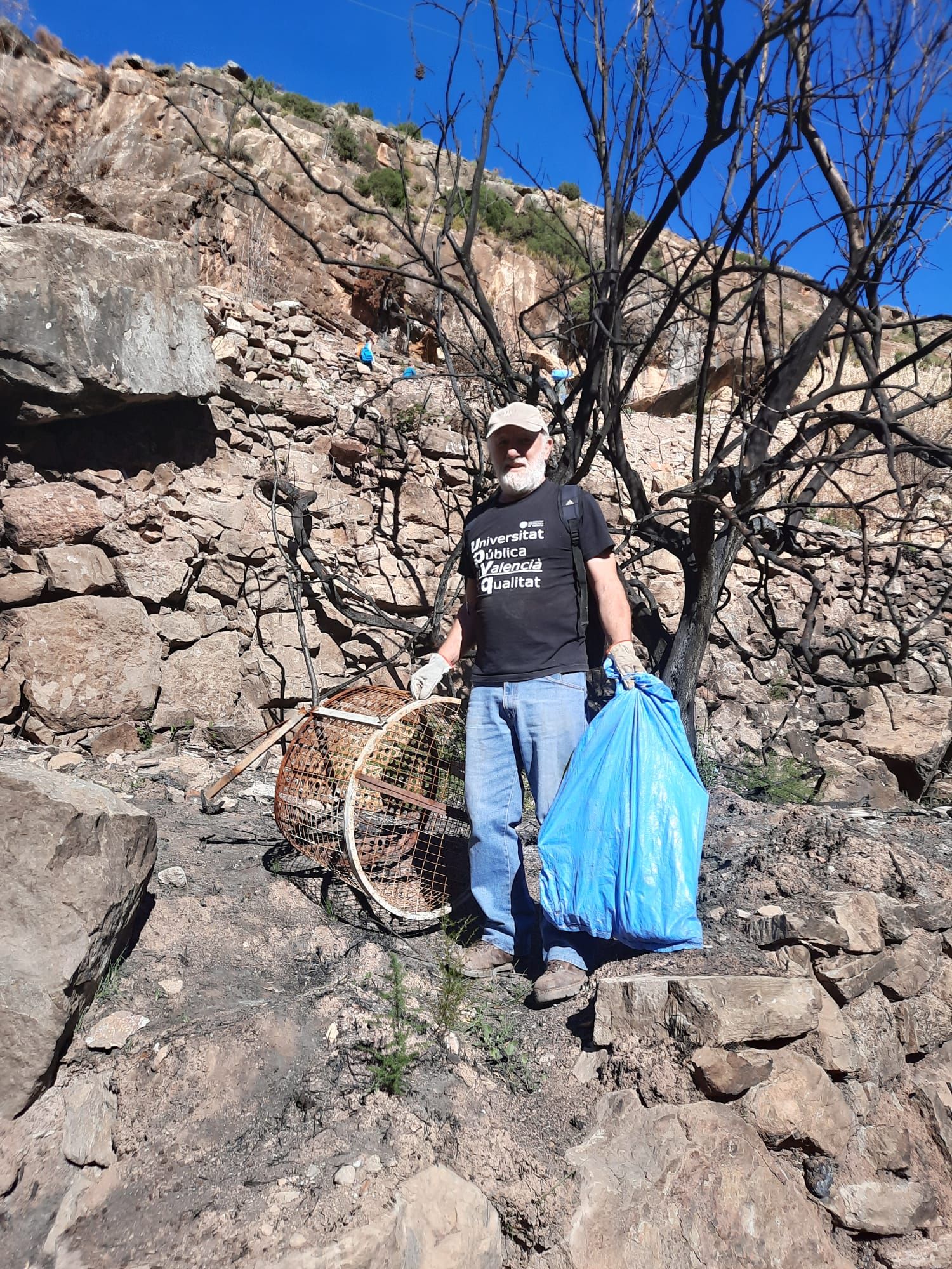 Descubre lo que han encontrado en una recogida de basura resurgida tras el gran incendio de Bejís