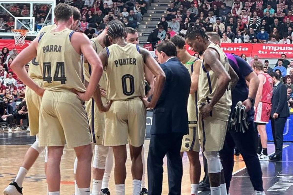El técnico azulgrana, dando instrucciones a sus jugadores en el encuentro ante el UCAM Murcia