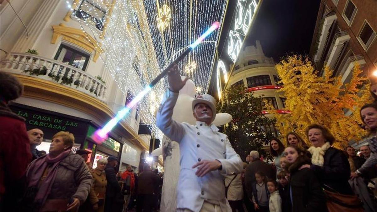 Espectáculo de luz y sonido en la calle Cruz Conde.
