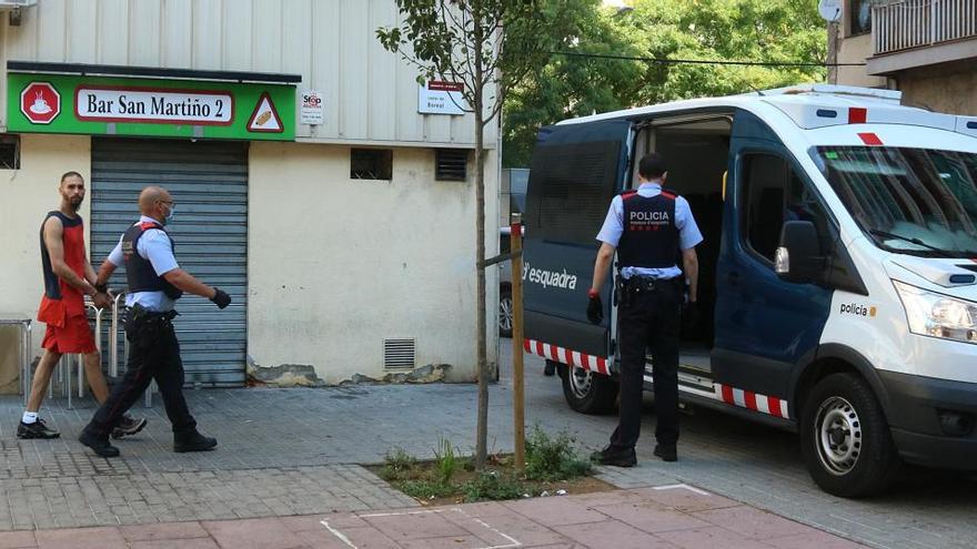 Moment en què els Mossos s&#039;han endut esposat un dels detinguts en el dispositiu policia al barri de la Mina