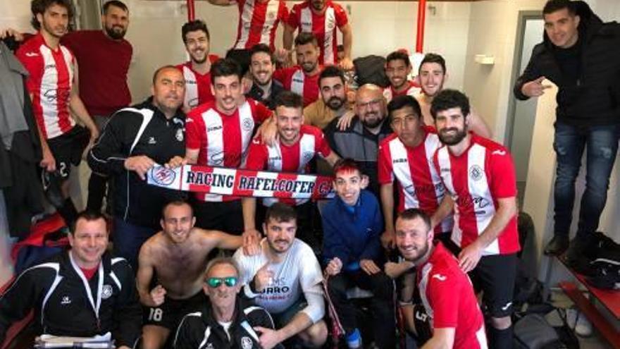 Equipo, técnicos y auxiliares celebran el éxito tras el partido.