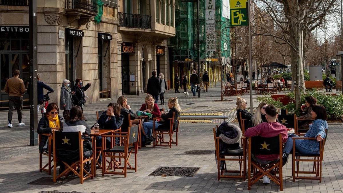 GRAFCAT7982  BARCELONA  05 02 2021 - Aspecto de una terraza de un bar en el centro de Barcelona este viernes  cuando los contagios siguen a la baja en Cataluna pero con casi cien fallecidos contabilizados en las ultimas 24 horas  a poco mas de dos dias de que se inicie la vacunacion con el compuesto de AstraZeneca a los miembros de los servicios esenciales  como sanitarios que no estan en primera linea de la COVID  bomberos  policias y otros colectivos de emergencias  EFE Enric Fontcuberta