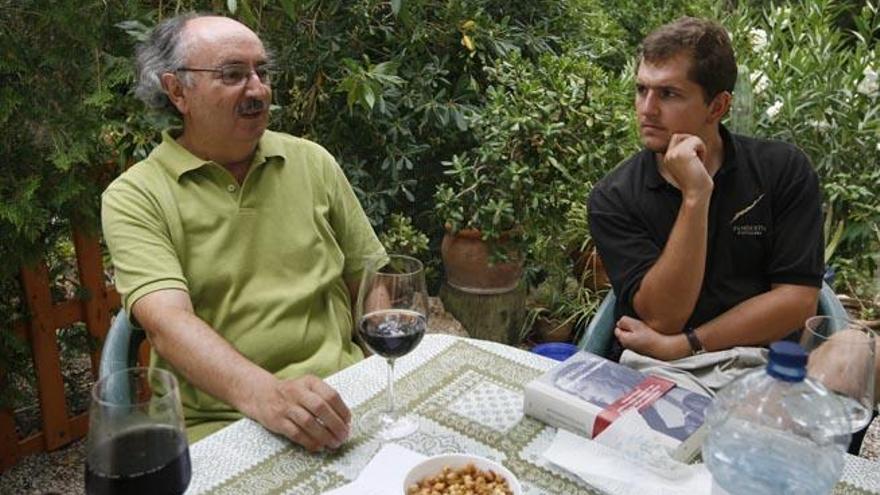Antonio Colinas y Ben Clark, en la casa del primero en Ibiza.