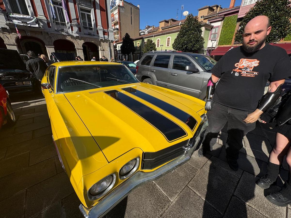 Concentración de coches clásicos americanos en Mieres