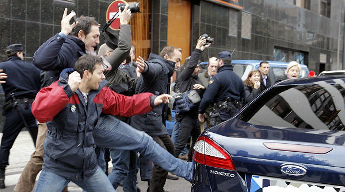 Los trabajadores de Canal 9 abuchean a Fabra en un nuevo acto