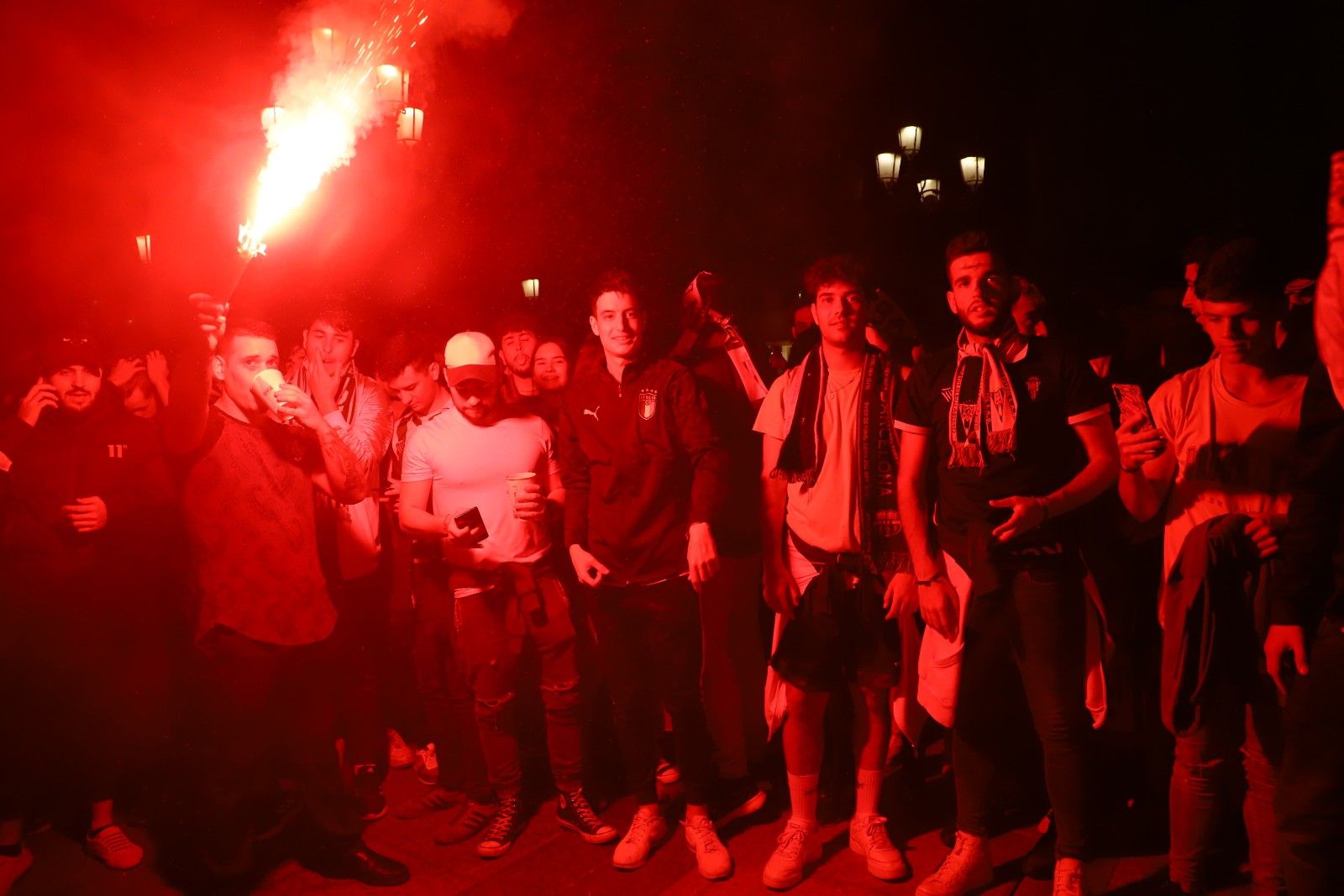 Los aficionados cordobesistas celebran el ascenso en Las Tendillas