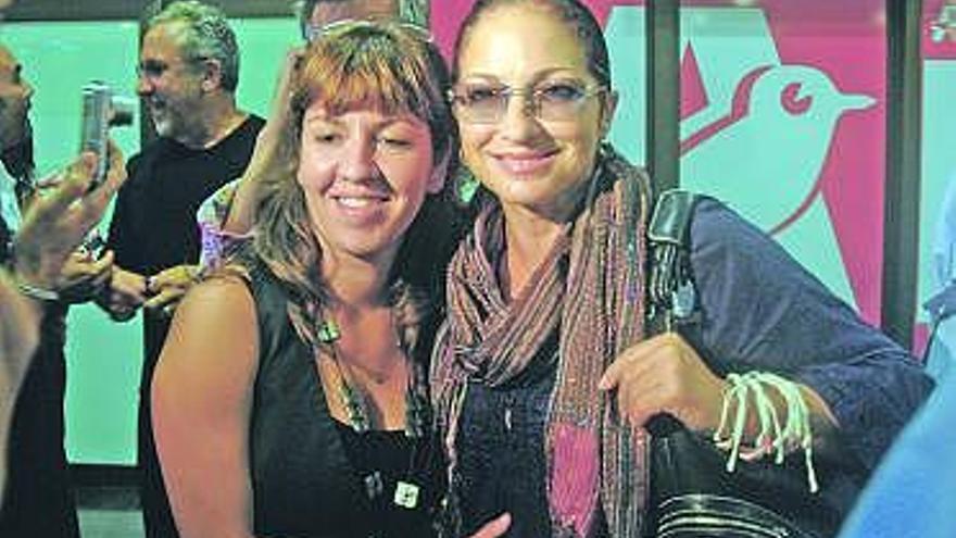 Gloria Estefan, a la derecha, posa para sus fans en el aeropuerto.