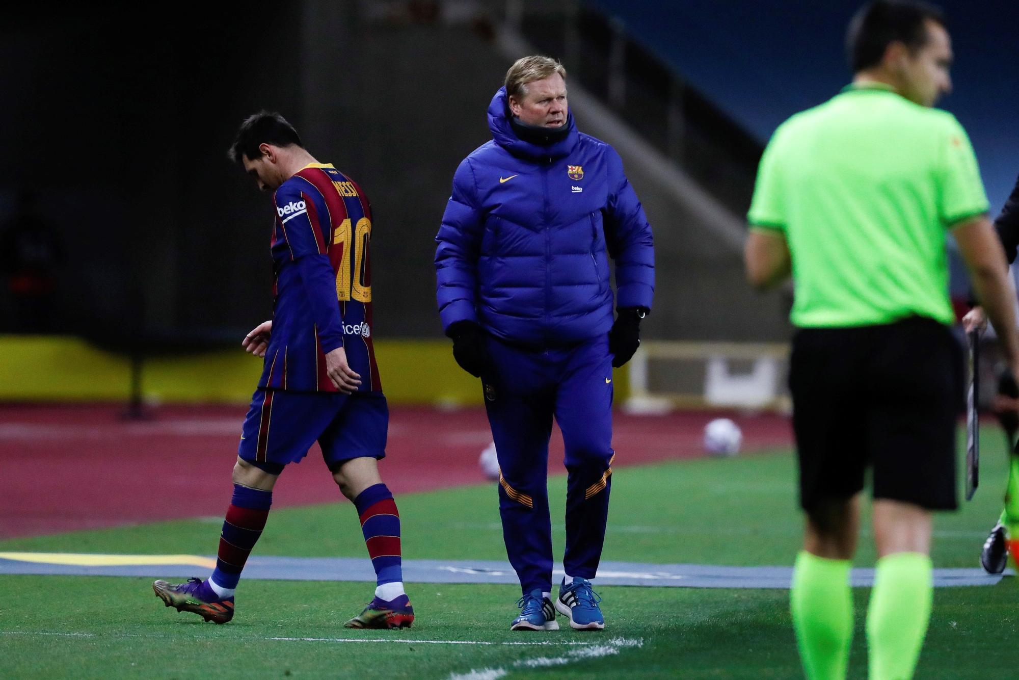 Messi abandona el estadio de La Cartuja tras ser expulsado.