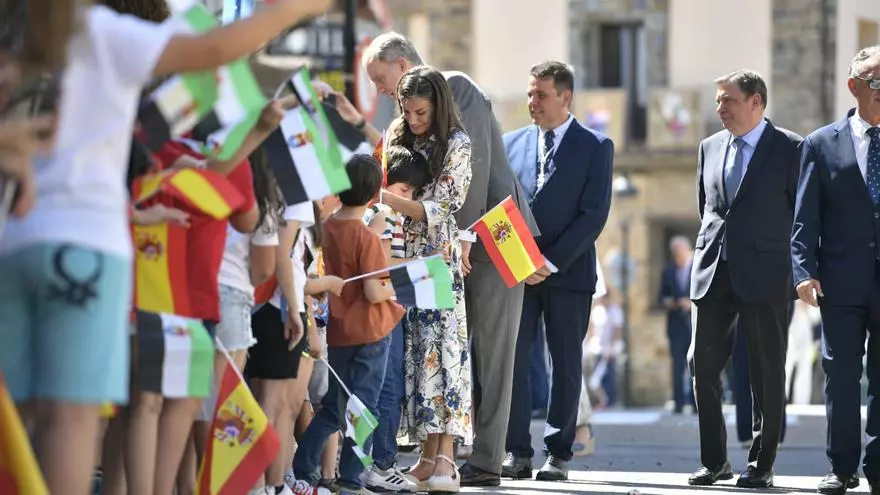 Los reyes se adentran en la plaza de Guadalupe