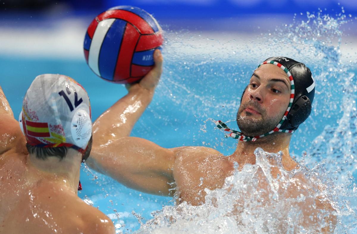 Janos Gergo Fekete, de Hungría, en acción frente a Alejandro Bustos, de España, durante el partido del campeonato de Europa de Waterpolo disputado en Belgrado