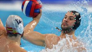 Janos Gergo Fekete (d), de Hungría, en acción frente a Alejandro Bustos (i), de España, durante el partido del campeonato de Europa de WaterPolo disputado en Belgrado). 