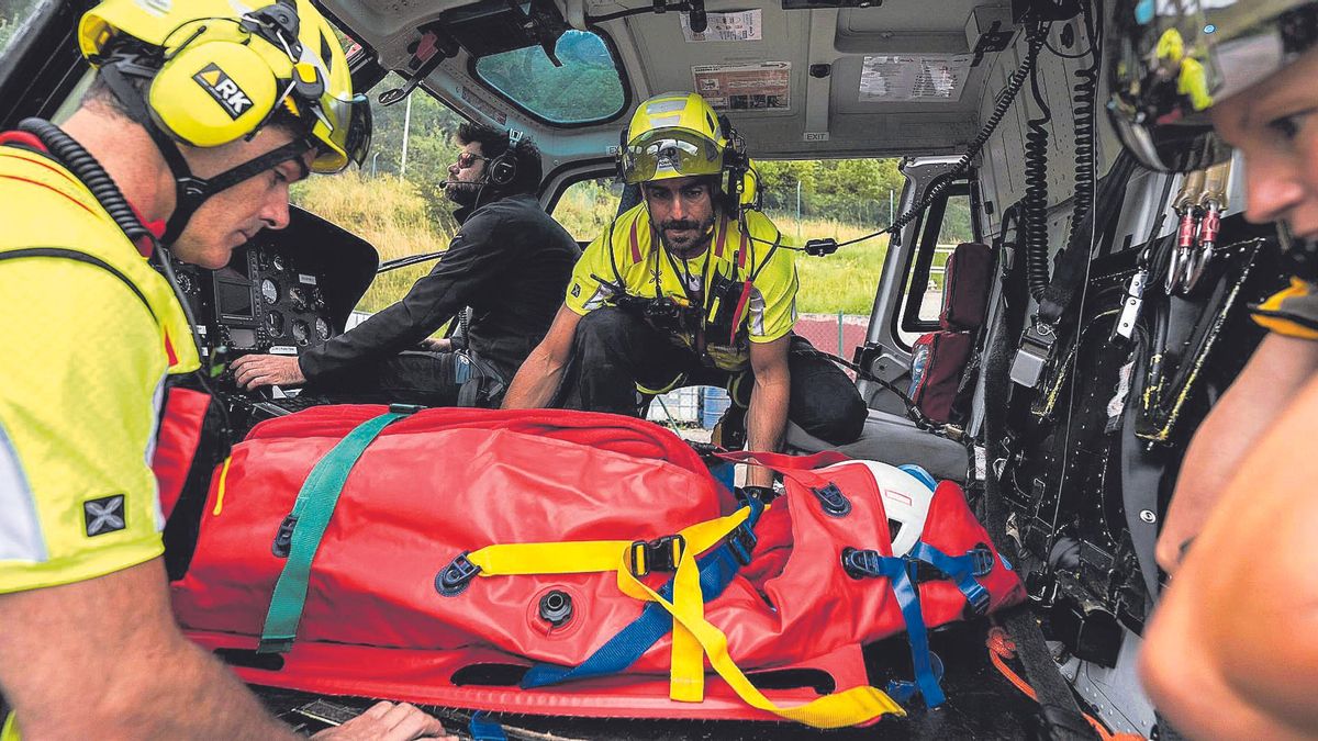 L’equip d’emergències de salvament de muntanya de la Vall d’Aran porta a terme un simulacre de rescat / ZOWY VOETEN