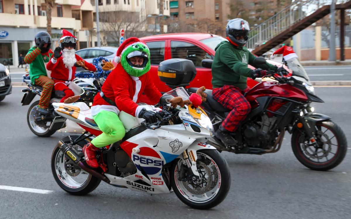 'Papanoelada' motera recorre las calles de València