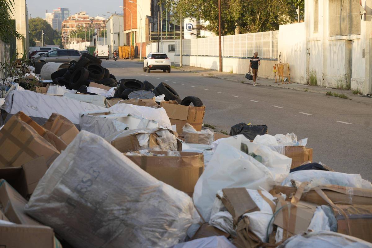 Residuos en un polígono de Sant Adrià de Besós.
