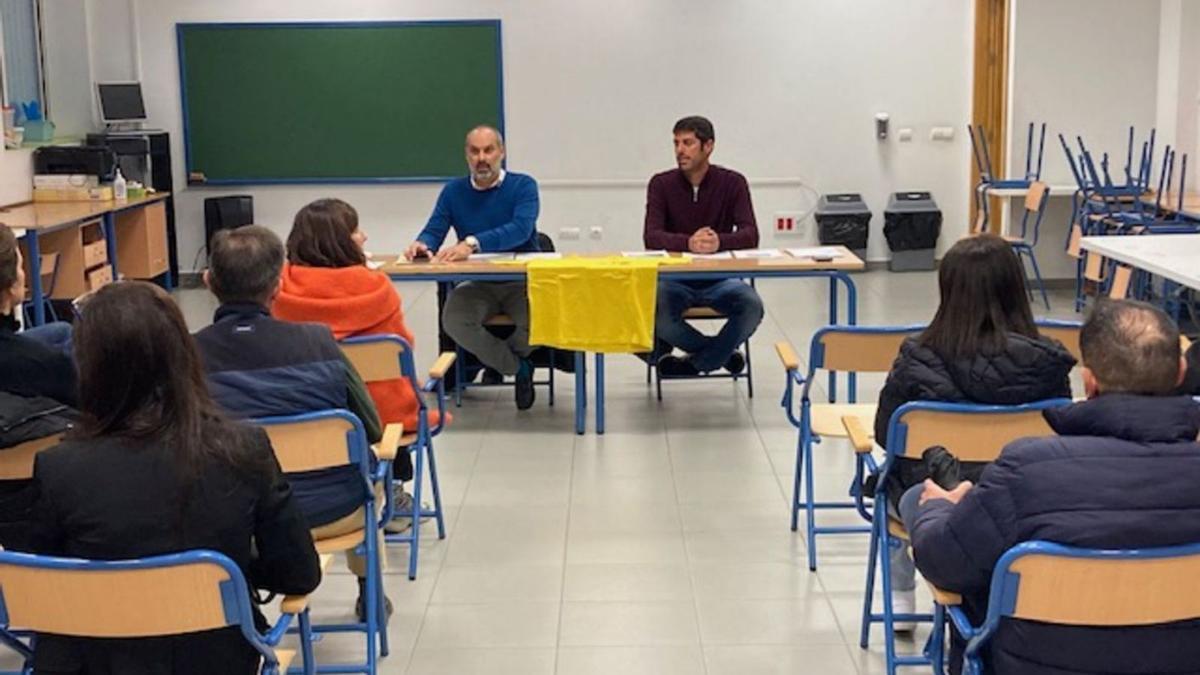 Las Ampas La Florida y Los Molineros, en una reunión con padres de los estudiantes. | L.O.