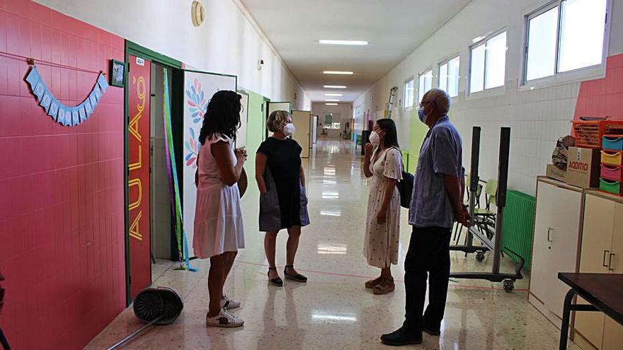 El alcalde y la edil de Educación, en la visita a los colegios. | LEVANTE-EMV