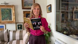 Pilar Eyre, en su casa de Barcelona, con su último libro, Sucesión.