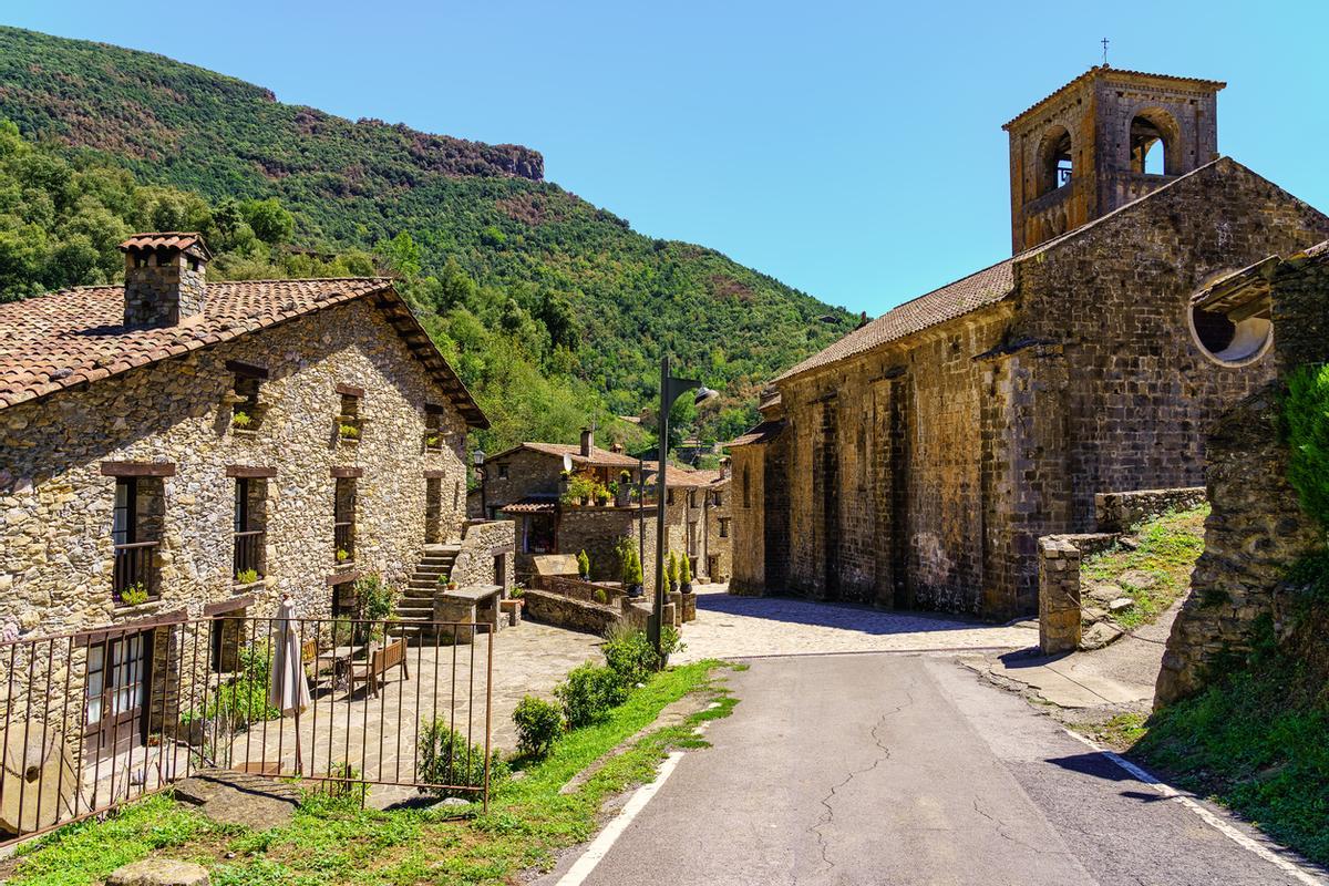 pueblo medieval hecho todo con piedra en las montañas de Cataluna, Beget, Girona.