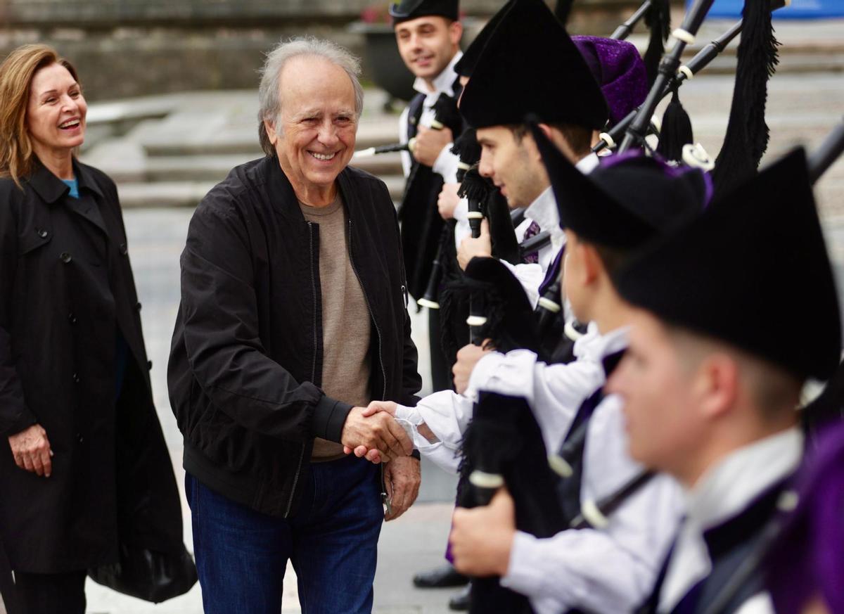 Así fue la llegada de Joan Manuel Serrat a Oviedo para recibir el premio "Princesa de Asturias" de la Artes