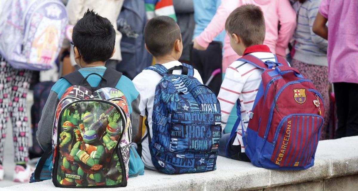 Alumnes a la porta de l'escola, en una imatge d'arxiu