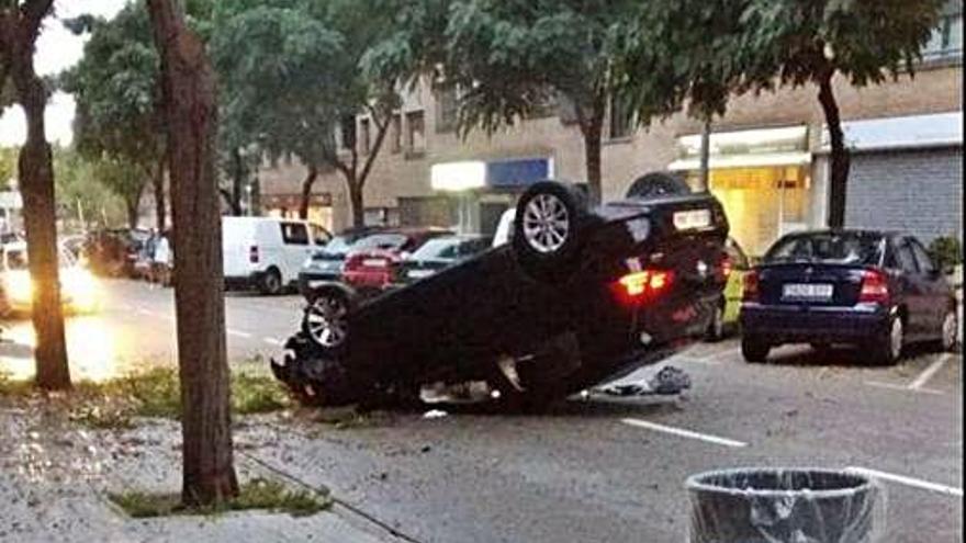 El vehicle bolcat enmig del carrer de Lloret de Mar.