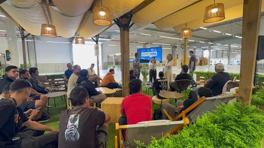 La nueva terminal de cruceros acogió este martes la feria de empleo Conectazul