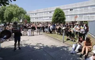 Concentración de la comunidad educativa del IES ROU de Vigo por la súbita implantación de FPBásica